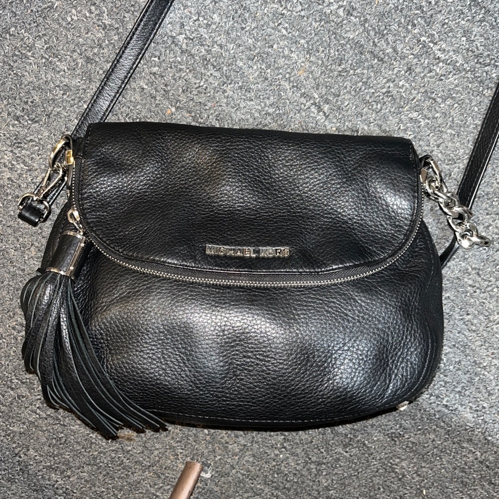 MICHAEL KORS
Bedford Leather Tassel Shoulder Bag Black